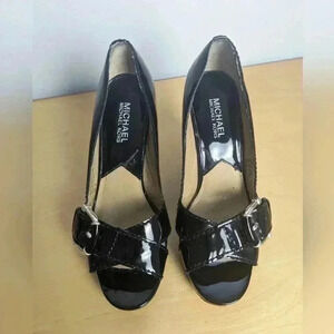 MICHEAL KORS Open toe heels Glossy black leather size 6  in good used condition!